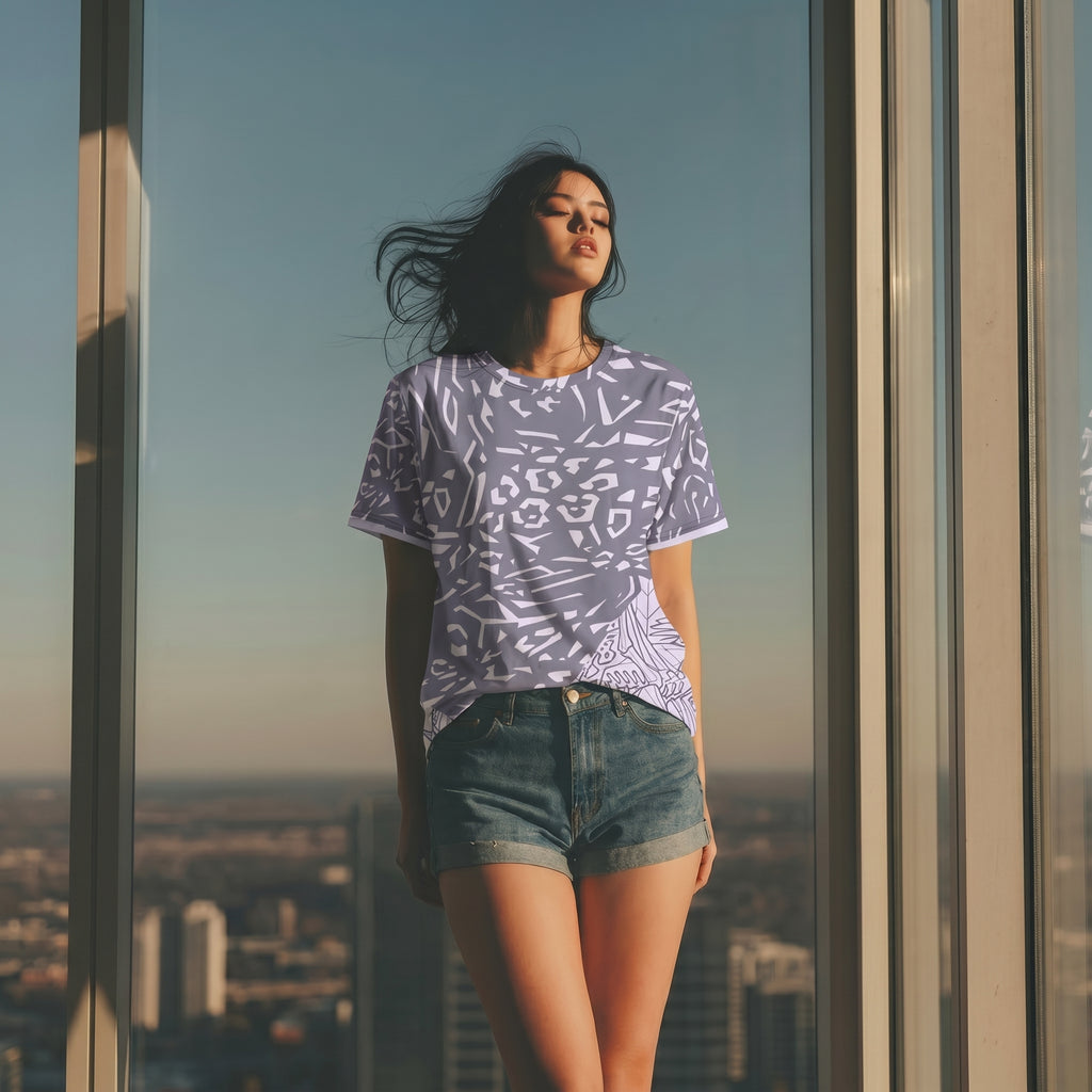 Abstract Leopard Motif Women’s T-Shirt – Minimalist Predator-Inspired Fashion with Conceptual Wildlife Detail